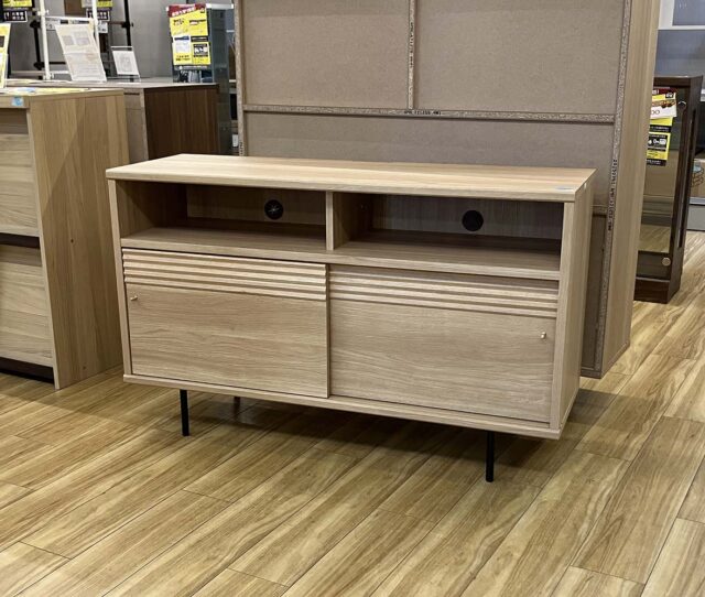 ナチュラルなのに上品◎木目のやさしい風合いと、さりげないゴールド取手がかわいい #リビングボード。AV機器を置けるオープンスペースに加え、配線穴付きだからTVボードとしても使いやすい！洋室はもちろん和室にも合わせやすいデザインです。