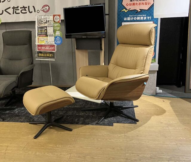 【展示会使用品アウトレット】スペースシリーズ最上級モデルの #パーソナルチェア。レバー操作でお好みの角度に簡単リクライニング！身長に合わせて調整できるヘッドレスト付きで、首元まで快適にサポート◎ヘタリにくいモールドウレタンを使用し、上質な座り心地が長く続きます。