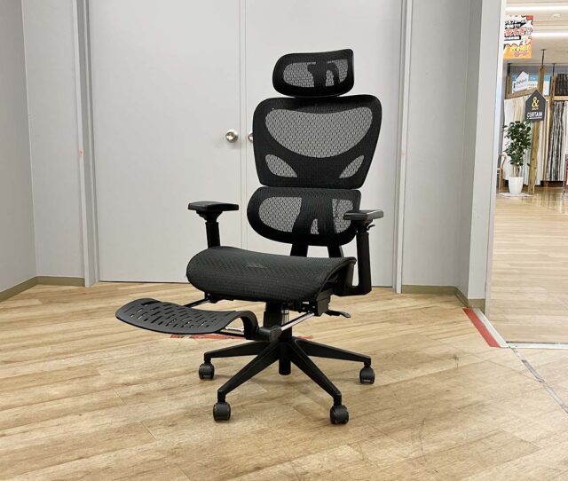 仕事も休憩も、もっと快適に過ごしたい方に人気の #高機能OAチェア。シンクロリクライニングが身体の動きに合わせて自然にフィット！ランバーサポートが腰の負担を軽減してくれます。オットマン付きなので、脚を伸ばしてリラックスしたい時にもオススメです。