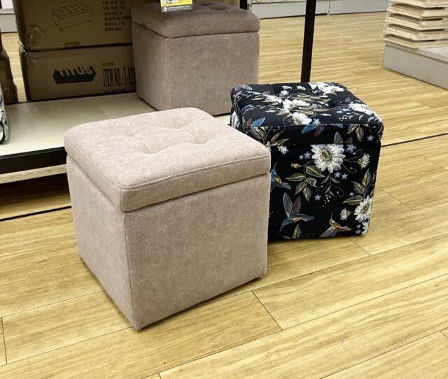 見た目はシンプル、使い方はいろいろ！座面下に小物をしまえて、お部屋もスッキリ◎いろんな場所で使える #収納スツール。ちょっと座りたい時や、足を伸ばしたい時のオットマンとしても活躍する人気アイテムです。