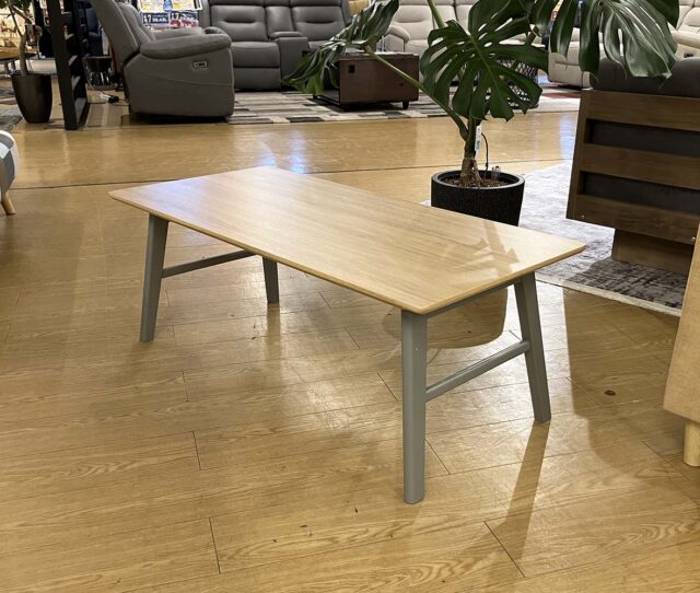 折りたたみ式で省スペース！木目調デザインでお部屋になじむ #センターテーブル。使わない時はコンパクトに収納できるので、お部屋を広く使いたい方にもオススメ◎