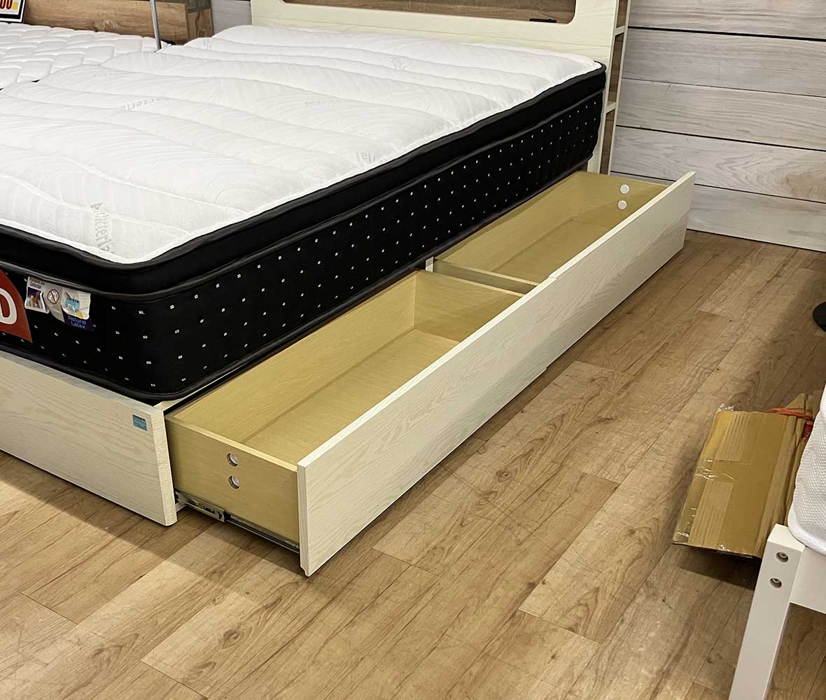 引き出し収納付きで、衣類や寝具の整理にも活躍！さらに、ヘッドボード