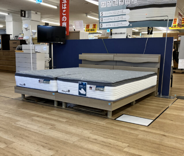 シングルサイズ2台としても使える #ツインベッドセット。便利な棚・コンセント・USBポート付きで、スマホの充電も枕元でラクラク♪マットレスは竹炭素材による消臭・抗菌機能付きで、全身をバランスよく支える安定感のある寝心地です。
