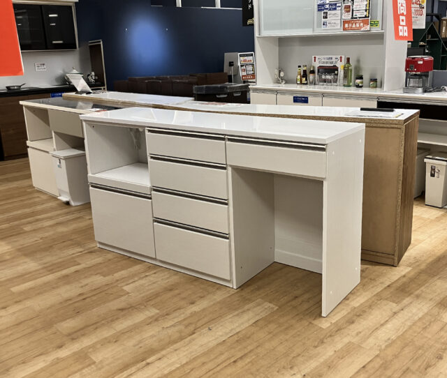 清潔感溢れるシンプルデザインの #キッチンカウンター。キズや汚れに強い天板は毎日のお手入れも簡単◎スライドレール付きの引き出しで収納もスムーズ。家電スペースや大容量収納を備え、キッチンをすっきり使いやすく整えられる一台です。