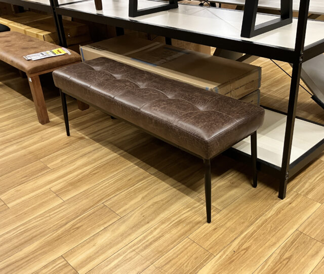 ヴィンテージ感のある張地と、スッキリとしたラックスチール脚がGOODなア#ベンチ。ダイニングにはもちろん、玄関や廊下、お部屋のアクセントとしても活躍！座面はクッション性があり、座り心地も◎