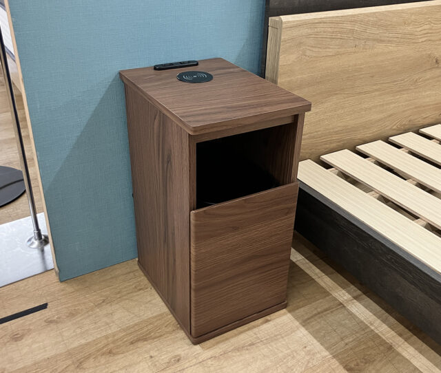 スマホを置くだけで充電できるワイヤレス充電機能付きのゴミ箱付き #ナイトテーブル。2口コンセント付きで、照明や加湿器などもまとめて使えます。ゴミ箱を本体内に収納できるため、生活感を隠しながら寝室をスッキリとした印象に◎