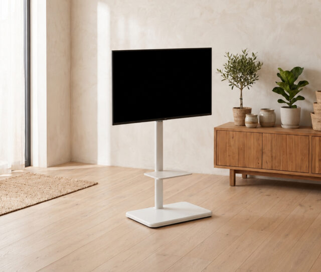 32～70インチまでのテレビに対応！省スペースで設置ができる #棚付きテレビスタンド。棚板付きなのでレコーダーやゲーム機の置き場所◎お部屋に合わせやすいナチュラルな木目調デザインで、リビングをスタイリッシュに演出してくれます。