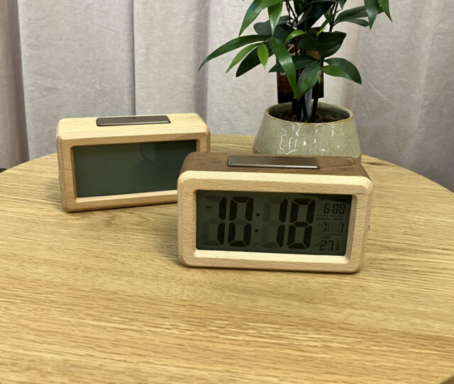 木目調デザインがお部屋にやさしくなじむ #デジタル置き時計。時間はもちろん、日付・温度表示やアラーム機能付きで毎日の暮らしをサポート◎見やすい大きな液晶＆バックライト機能で夜間も時刻を確認しやすい！寝室やリビング、デスクにもオススメ♪