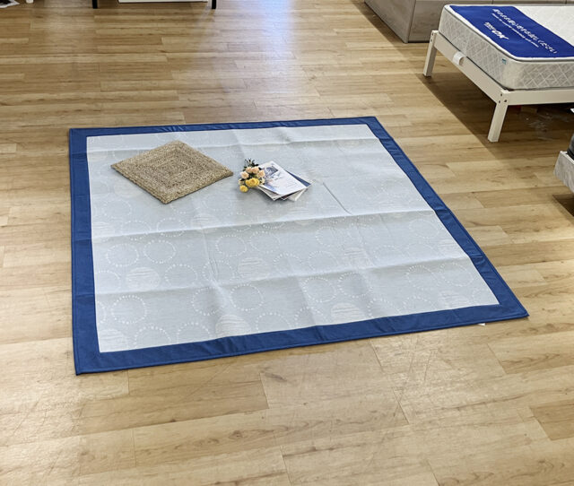 【約2.1畳】暑い季節も快適に過ごせる #接触冷感ラグ。ひんやり心地よい肌ざわりで、リビングでのくつろぎ時間快適♪折りたたんでコンパクトに収納できるので、使わない季節の保管にも便利◎洗濯機で洗えるので清潔に保てます。
