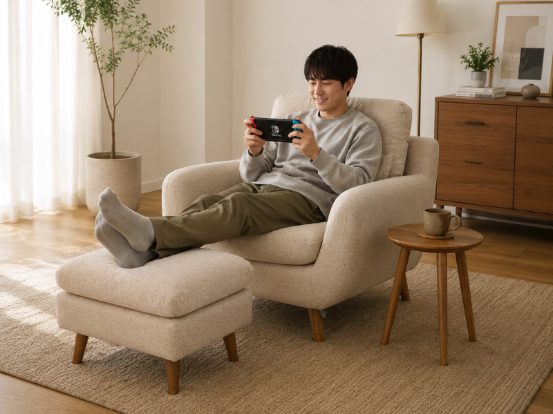 一人掛けソファでくつろぐ様子