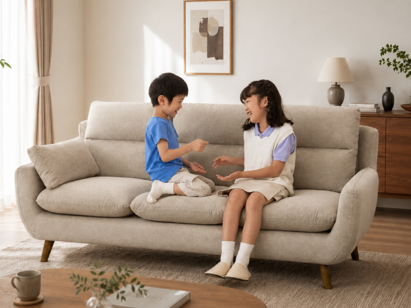 子どもたちがソファで過ごす様子