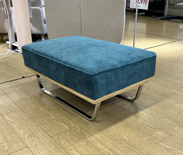 しっかりとした存在感◎コーデュロイ生地に、木フレーム×スタイリッシュなスチール脚を組み合わせた、オシャレなデザインの #オットマン。カウチソファと組み合わせれば、くつろぎ方やレイアウトの幅がさらに広がります。
