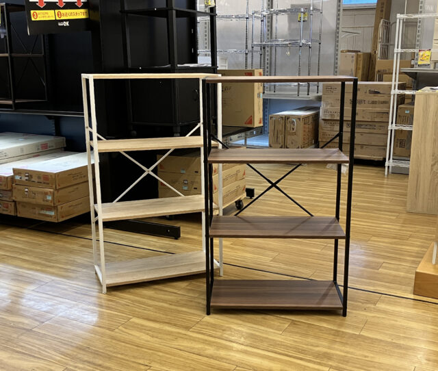 シンプルでおしゃれなデザインの #4段シェルフ。お部屋になじむ優しい印象のナチュラルと、落ち着いたシックなブラウンの2色をご用意◎奥行約30cmのスリム設計で、リビングはもちろん、玄関やキッチンなど限られたスペースにもすっきり置けます。