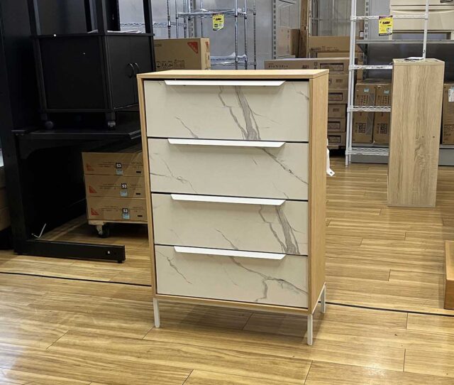 韓国インテリア好きにオススメ！お部屋に上品なアクセントをプラスしてくれる、大理石調デザインの #4段チェスト。シンプルな構造で組み立てもラクラク◎折りたたみ式の引き出しは、底板をセットするだけ！収納力もしっかりあり、衣類や小物の整理にも便利です。