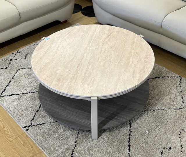 丸みのある円形デザインで、お部屋にやわらかな印象をプラス!大理石調の天板が目を惹く、モダンな #センターテーブル。下段には広々とした収納棚付きで、雑誌やリモコンなどをサッと置けるのも◎異素材の組み合わせが上品で、置くだけでリビングをスタイリッシュに演出してくれます。