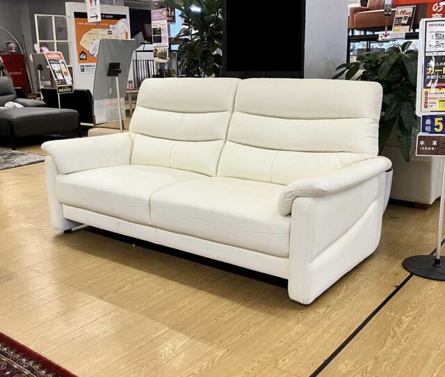 やわらかなホワイトカラーが上品な印象を与える、 #本革張りの3人掛けソファ。明るいカラーで圧迫感を抑えて、リビングをスッキリとした印象に◎ふっくらとした背もたれが身体をやさしく支え、ゆったりとくつろげます。