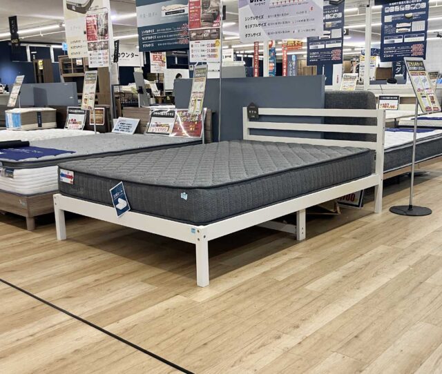しっかり固めのポケットコイルマットレスに、ホワイトフレームを合わせた爽やかな #ダブルベッドセット。シンプルで飽きのこないデザインだから、お部屋にもなじみやすく長く使えるのも◎ゆったり使えるダブルサイズで、2人での使用にもおすすめです。