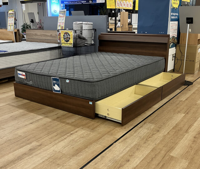 しっかり固めのポケットコイルマットレスを組み合わせた #ダブルベッドセット。落ち着いた木目のフレームには、スマホの充電に便利なコンセント付き!ベッド下にはたっぷり入る引き出し収納を備え、衣類や寝具もすっきり片付きます。