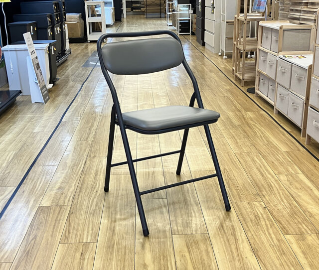 すっきりとしたフォルムがGOOD！ダイニングの補助イスや来客用など、必要な時にサッと使える #折りたたみチェア。背もたれと座面にはクッション性があり◎使わない時はコンパクトに折りたためるので、省スペースで収納できます。