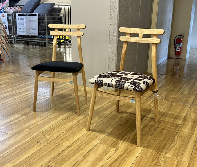 鳥居をモチーフにした遊び心のあるデザイン！丸みを持たせた背もたれと、すっきりとした細身の脚の #ダイニングチェア。シンプルなブラックと、アクセントになる柄入り座面から選べます。