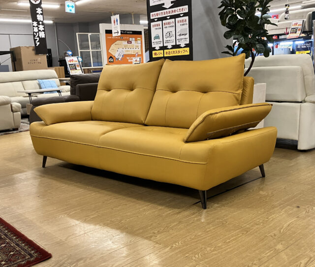 鮮やかなマスタードカラーが存在感たっぷり!お部屋のアクセントになるマスタードカラーの #本革張りの3人掛けソファ。すっきりとした細身の脚デザイン◎肘掛けは角度を調整できるので、くつろぎ方に合わせて使えます。