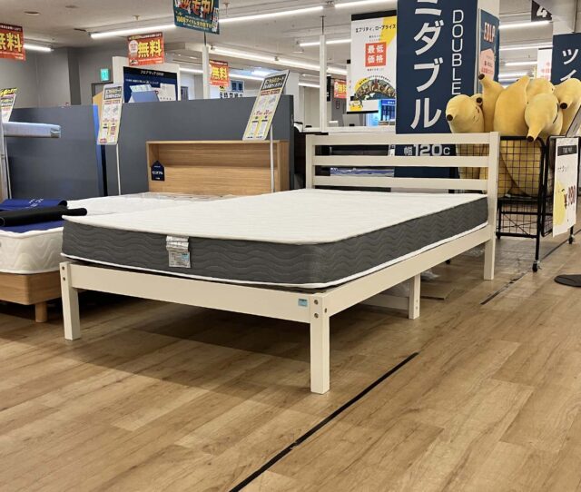 圧縮梱包＆組立式フレームでコンパクトに持ち帰れる!清潔感のあるホワイトカラー＆床下をお掃除しやすい高脚タイプのベッドフレームと、厚さ16cmのポケットコイル仕様で、しっかりした寝心地のマットレスの #セミダブルベッドセット。