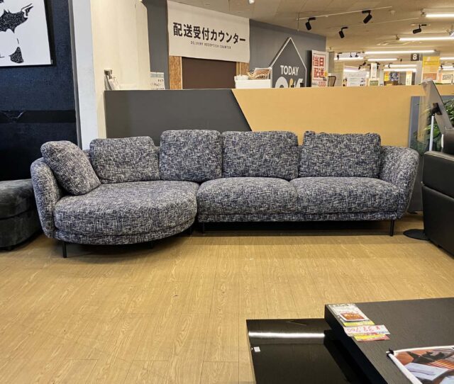 ＜ #プレミアム特価品＞メーカー協賛だからこその、お買得価格でご用意！家族や友人と一緒に、ゆったりくつろげる #カウチソファ。座面にはポケットコイルを使用し、身体をしっかり支える座り心地◎