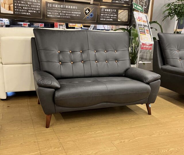 廃盤品だからこそのお買得価格でご用意！ハイバックの背もたれが身体をしっかり支える、程よい硬さの #2人掛けソファ。モダンなデザインに、背もたれのボタンがアクセント◎