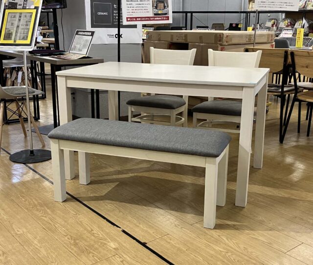 一括仕入れだからこそ実現した、お買得価格！ホワイト天板×グレー座面の組み合わせが可愛らしい、北欧風の #ダイニング4点セット。テーブルは幅120cmのコンパクトサイズで、小さめのお部屋にも置きやすく◎