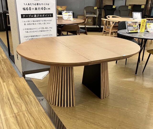 メーカーとの価格交渉で、お買得価格を実現！丸いフォルムと格子デザインの脚が目を惹く #伸長式ダイニングテーブル。普段は幅120cmの円形でコンパクトに、人数が増えた時は幅160cmの楕円形に伸ばして広々使えます。