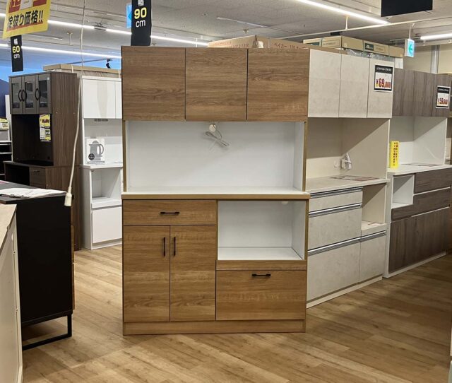 数量限定で大幅値下げ中！たっぷり収納できる、開き扉タイプの #レンジボード。2〜4人暮らしにちょうどいい収納力で、食器やキッチン用品もすっきりまとめられます。使いやすさと収納力を兼ね備えた一台を、お得に手に入れるチャンスです。